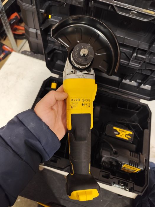 Безчетков акумулаторен ъглошлайф Девалт DeWALT DCG405 комплект