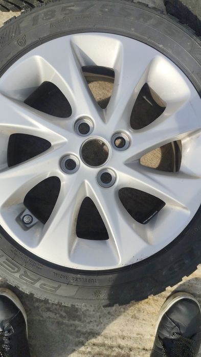 Jante aluminiu 4 X100 pe 15. Cu anvelope M+S . 185/55R15.