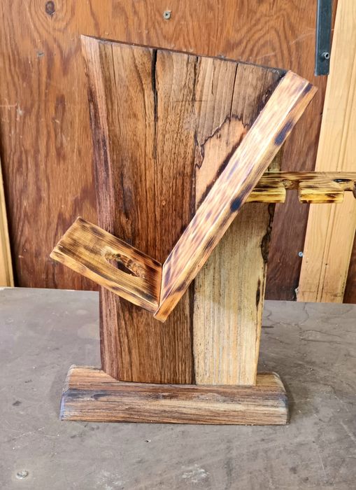 Стойка за чаши за вино върху бутилка