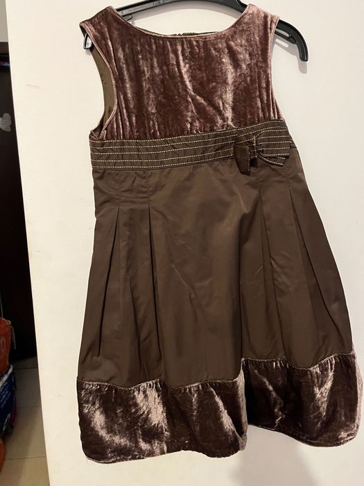 Рокля в кафяв цвят + ръкави