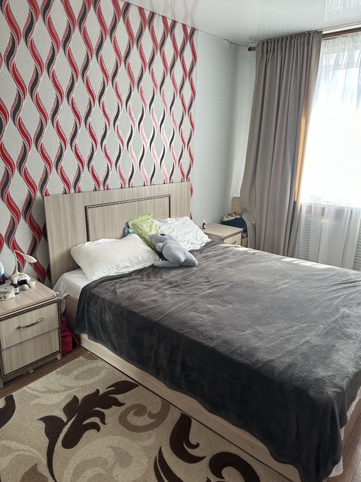 Спальный гаринитур , кровать