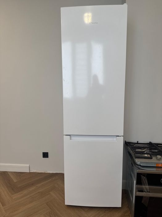 Продам холодильник Indesit