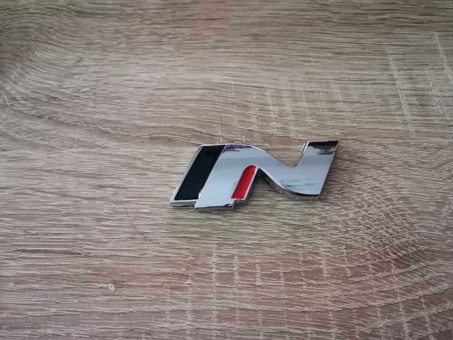 сребриста емблема Хюндай Ен Hyundai N