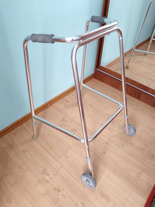 Опора-ходунок на колесах