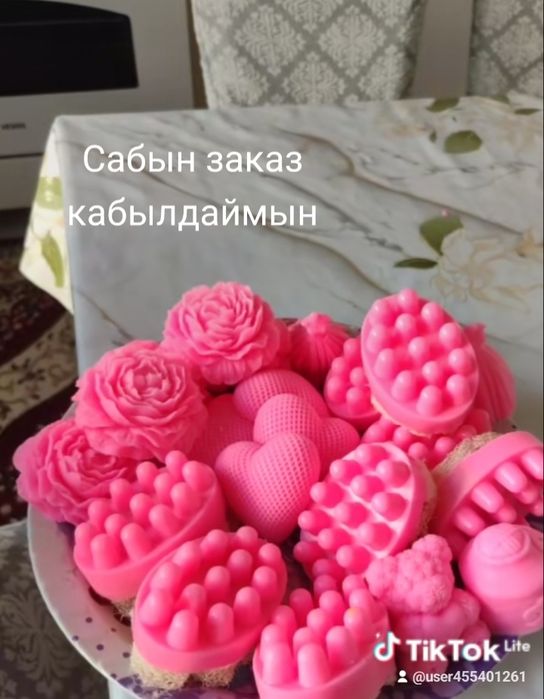 Шкатулка, капелник, түрлі түсті сабындар