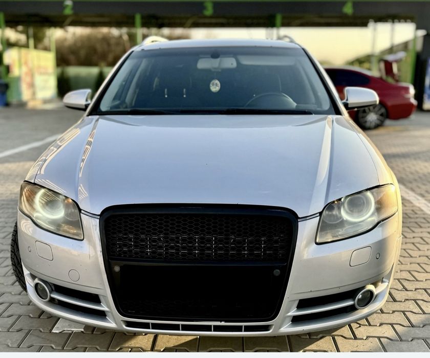 Masina este în stare foarte bunǎ