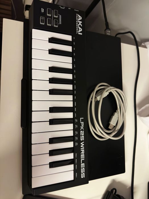 MIDI controller синтезатор AKAI LPK25