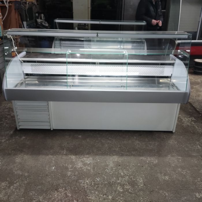 Хладилна щандова витрина