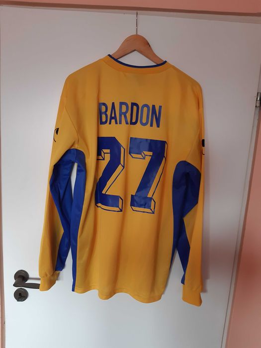 Екип жълт (фланелка и гащета) на Левски на Седрик Бардон