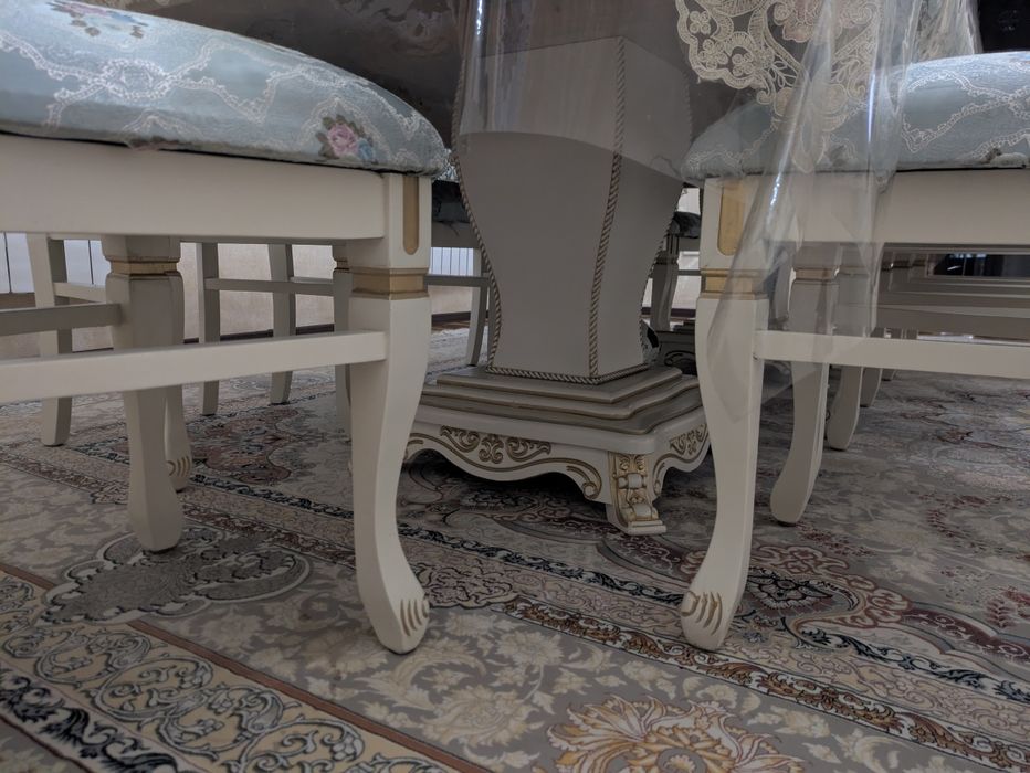 Продаются столы и стулья на 12 персон