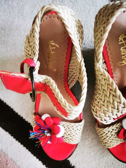 Високи елегантни сандали