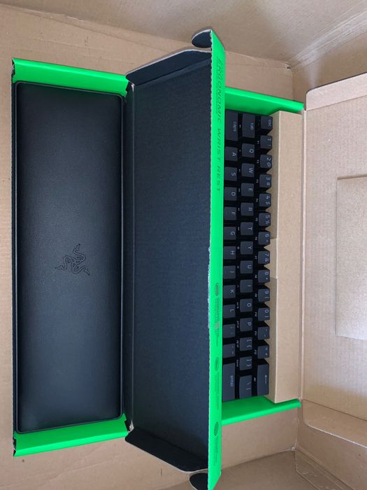 Razer Huntsman Mini Purple Switch + Ергономична Wrist Rest