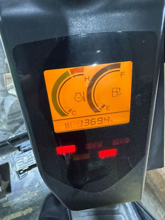 Mini excavator HITACHI cu cabină,remorcă și 2 cupe șenile reglabile