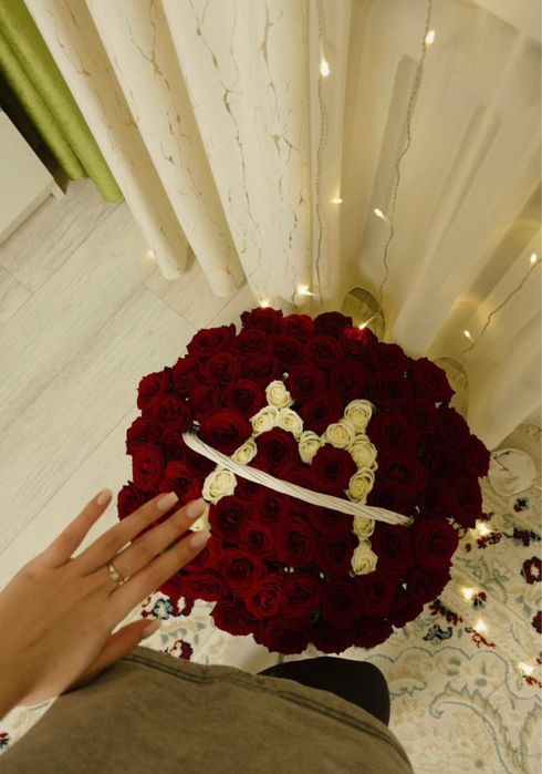 Букет изз 77 роз