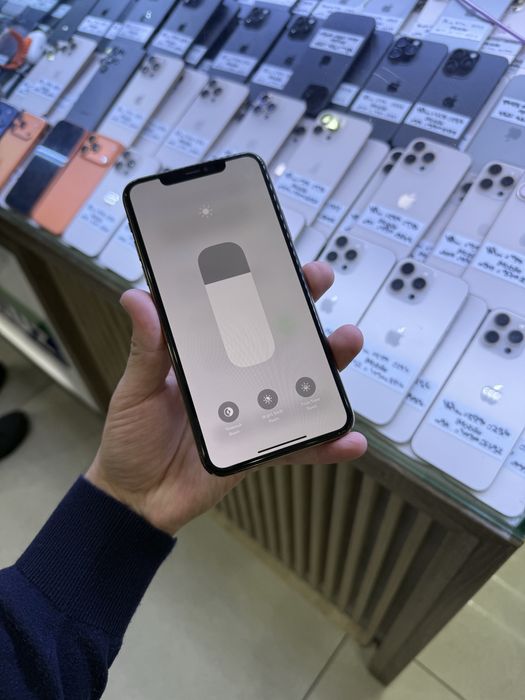 iphone 11 pro Max 240$