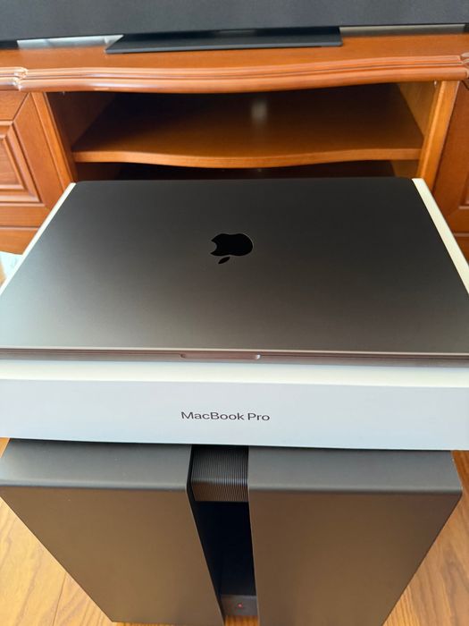 macbook pro 16" M4 pro 512GB