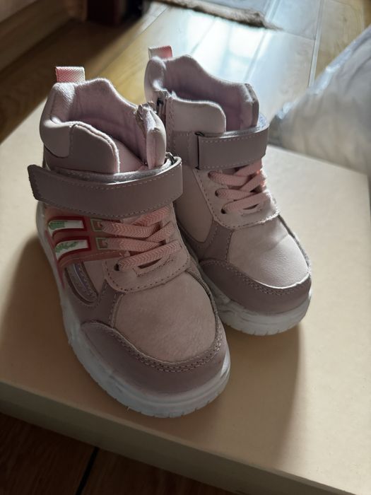 Продам детскую обувь