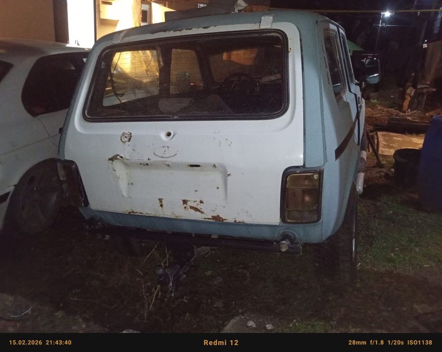 Машина нива на ходу