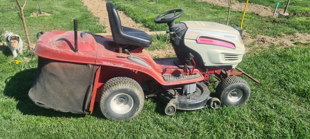 Tractoras tuns iaga/gazonul