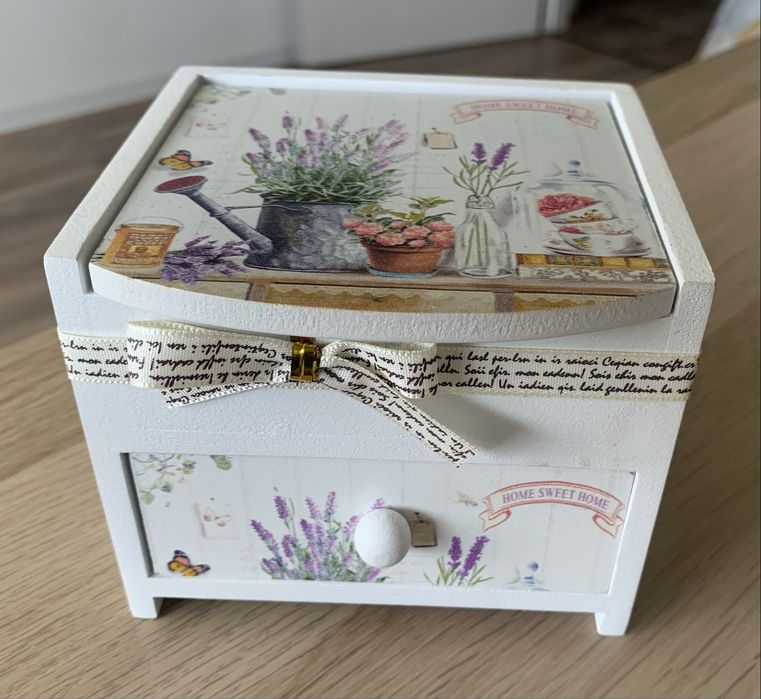 Кутия за бижута от дърво с огледало и флорални мотиви