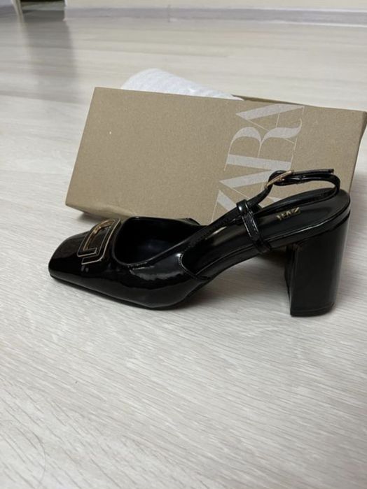 Оригинальтые туфли на каблуках Зара.