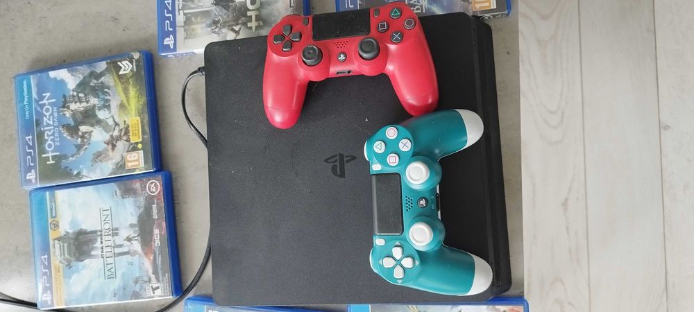 Playstation 4 slim Плейстейшън 4 слим със 7 игри.