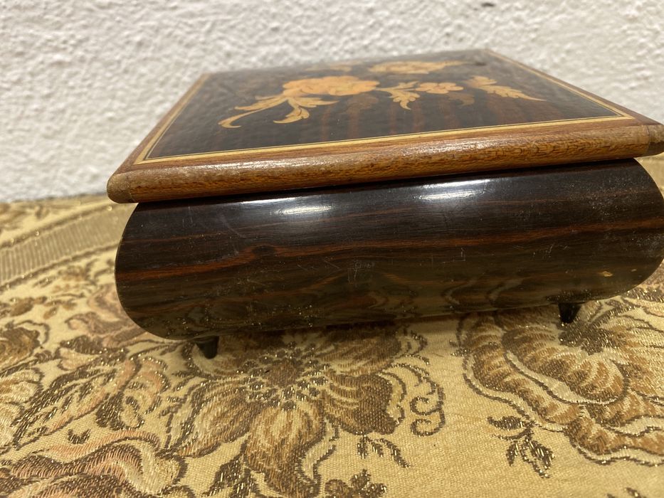 Италианска кутия за бижута с интарзия