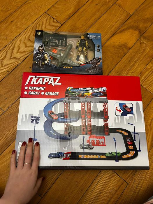 Set de joaca garaj cu masinute si set cu soldat si avion de lupta