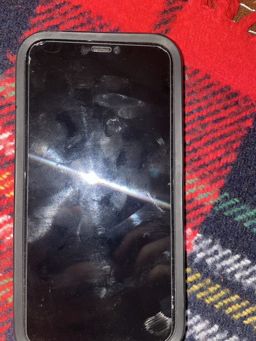 Vad Iphone 11 cu spatele spart