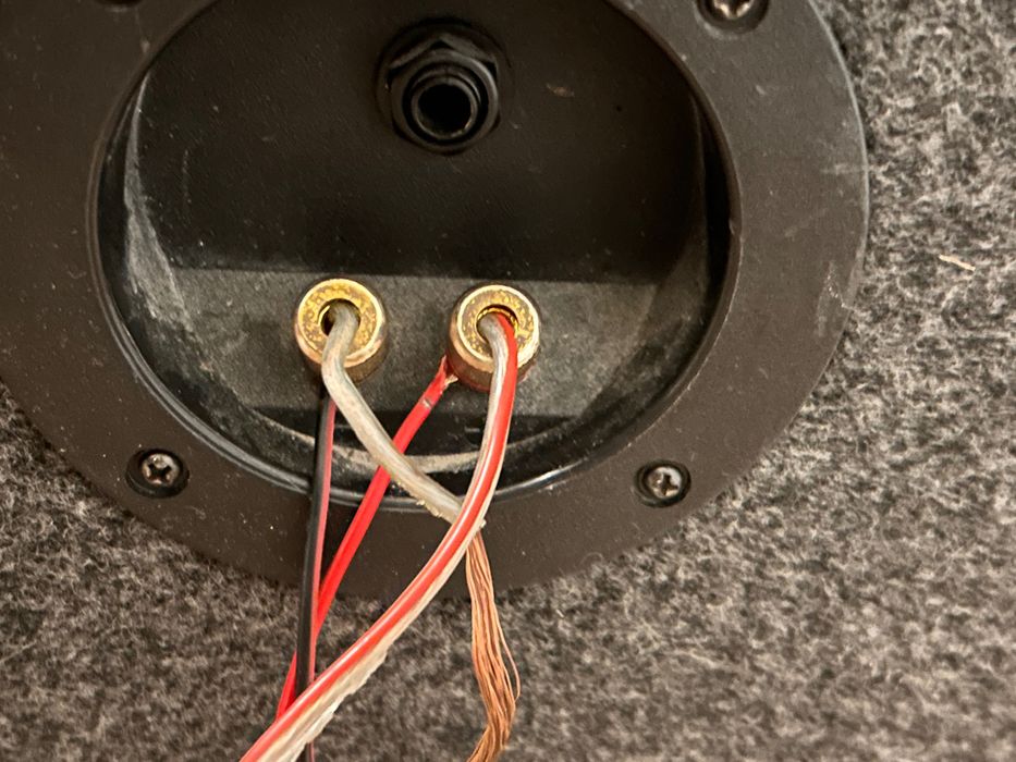 Продават се тон колони и двете са 1200w Усиователя е 370w