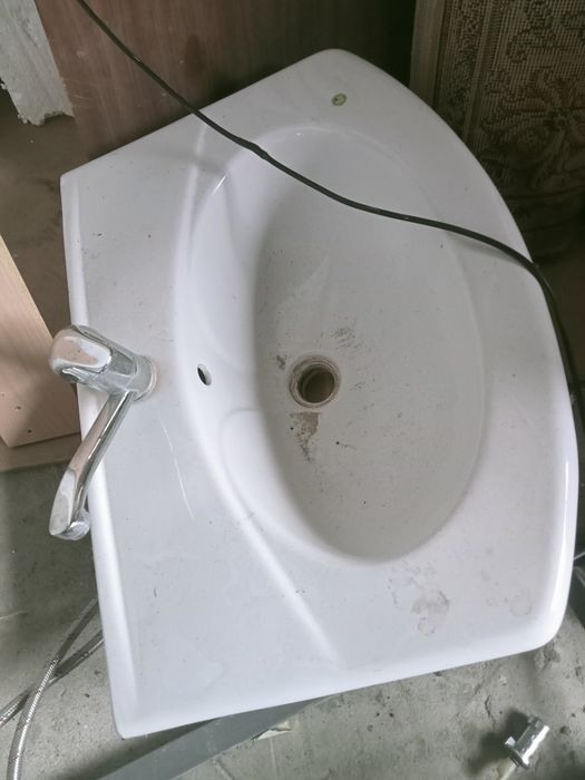 Продам Раковину с краном