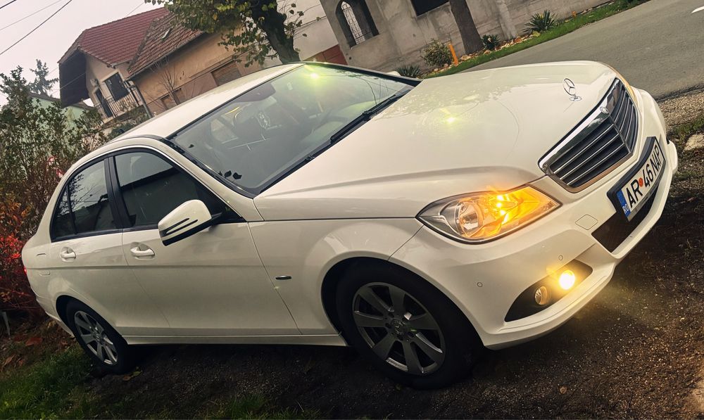 Mercedes-Benz C180 Manuala