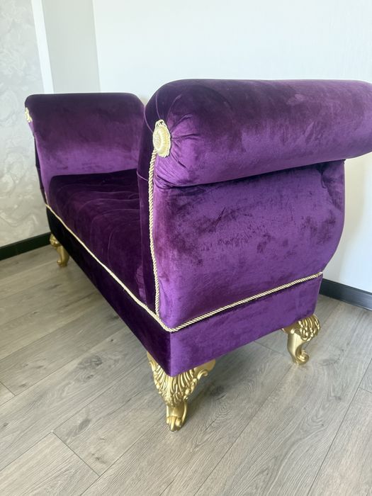 Диван с подарком