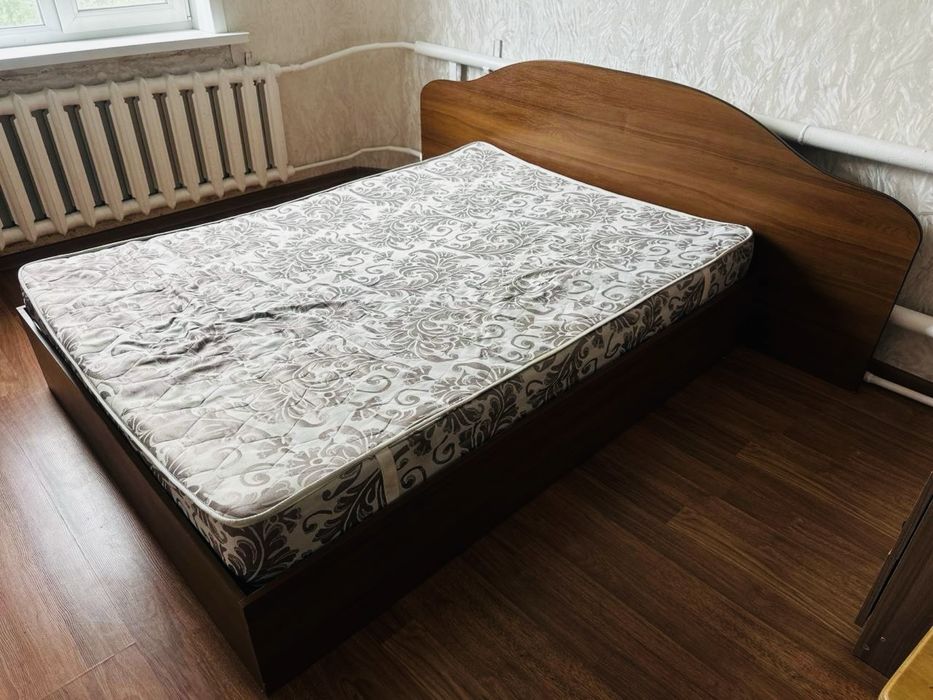Кровать с матрасом + 2 тумбочки