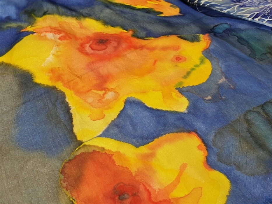 Шал, рисуван върху коприна със специални  бои. дърво на живота. любов