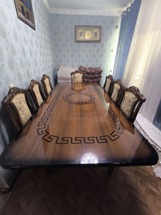 Стол для гостиной.И 10 стулъев.Дл;2,50..Шр;1,15