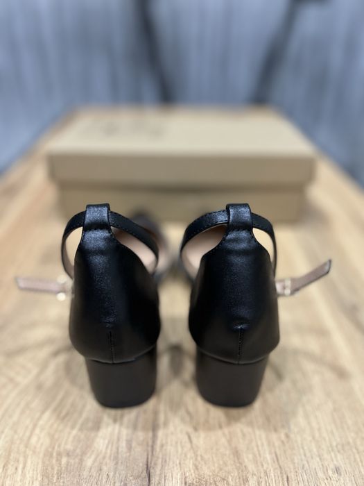 Черни дамски обувки на дебел ток