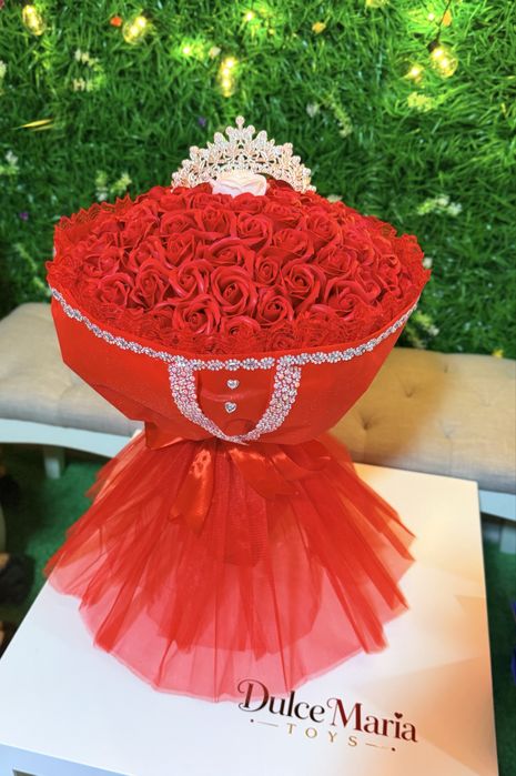 Buchet aniversar 101 trandafiri de săpun cu coroniță și mesaj personalizat