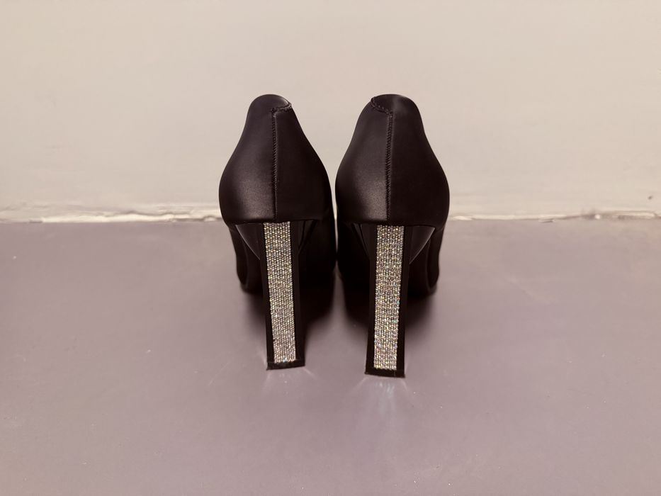 Черни токчета с камъни