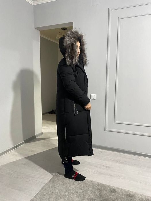 тéплая почти новая куртка зимняя продам за 800000 сум