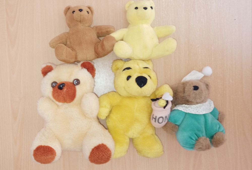 Плюшени играчки, пясъчен часовник, порцеланови гипсови фигурки, чаши