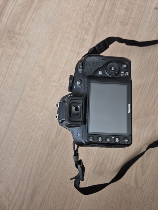 Фотоапарат Nikon D3300 с два обектива и подарък статив HAMA