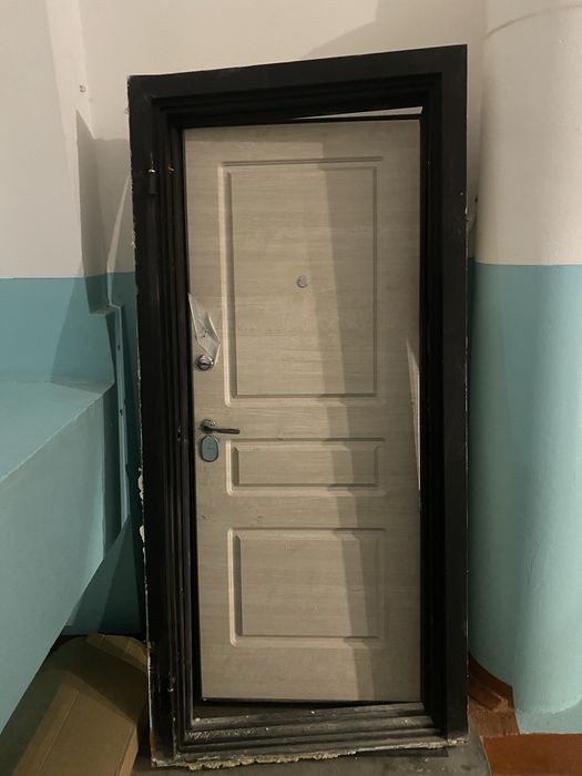 Продам металлическу входную дверь