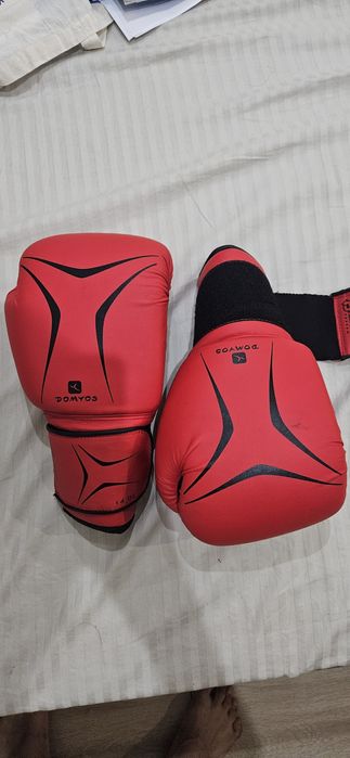 Боксёрские перчатки и бинты