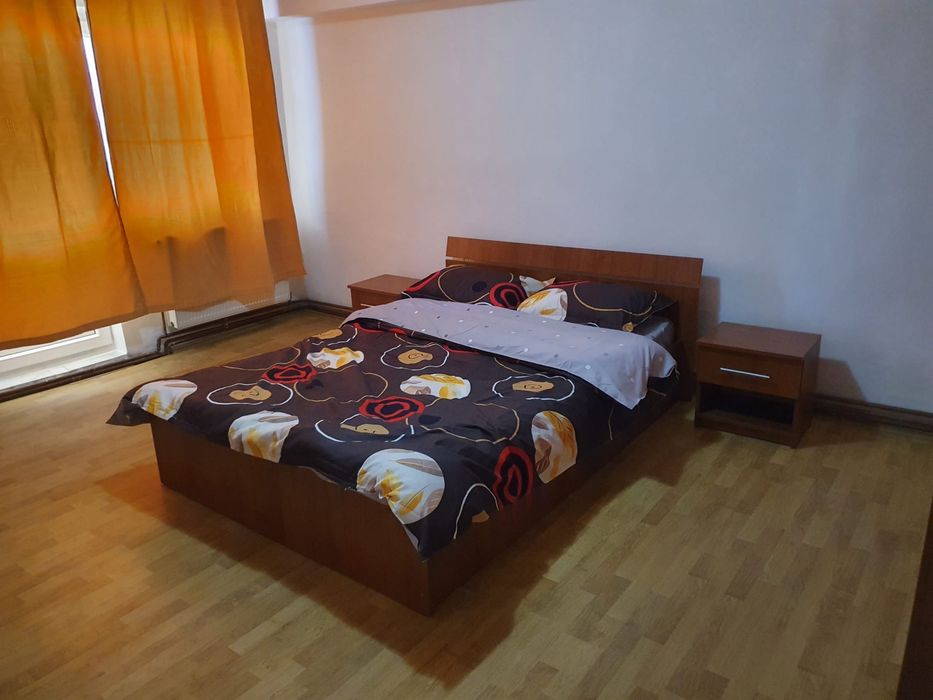 Apartament decomandat 3 camere de închiriat ULTRACENTRAL Etaj 1  vedere bilaterală