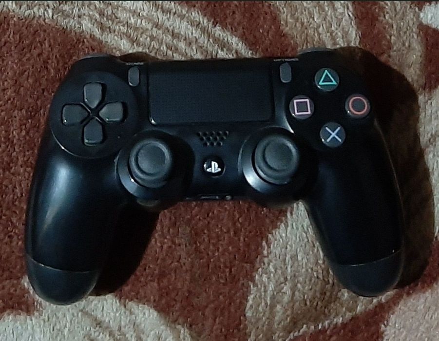Vând manetă originală PlayStation 4 ps4 în stare bună