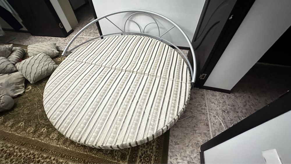 продам авальныи диван выдвежной в хорошем состояние