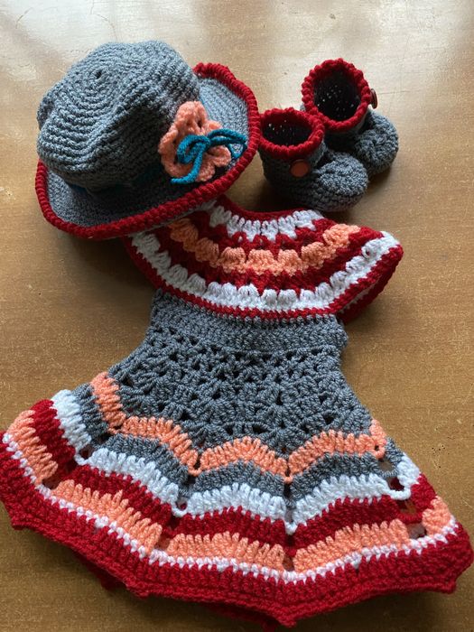 Вязанная одежда для куклы.
