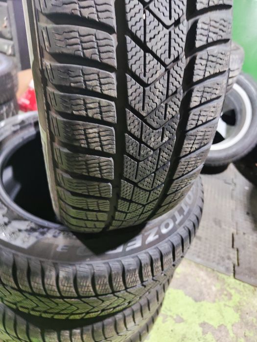 4 бр зимни 225/55/17 Pirelli runflatt