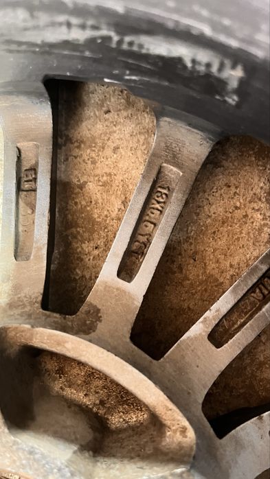 Продам косплект шин с титанкой